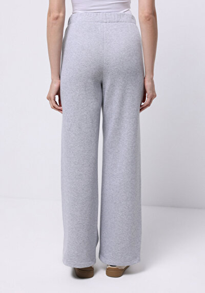 صورة من رمادي للنساء بنطال رياضي