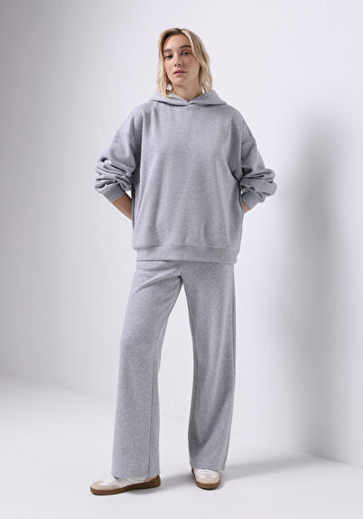 صورة من رمادي للنساء بنطال رياضي