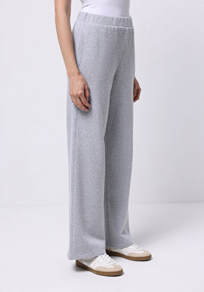 صورة من رمادي للنساء بنطال رياضي