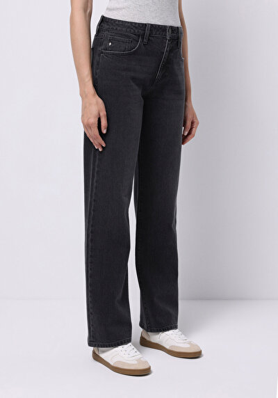 صورة من أسود للنساء بناطيل