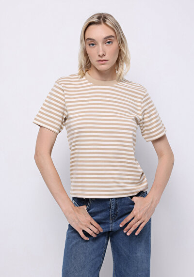 صورة من بيج للنساء تي شيرت بأكمام قصيرة